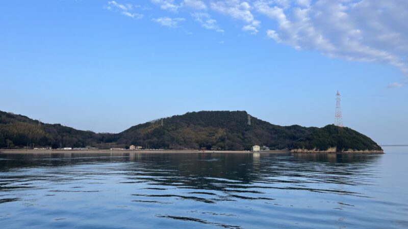 フェリーから見る岩小島厳島神社の鳥居