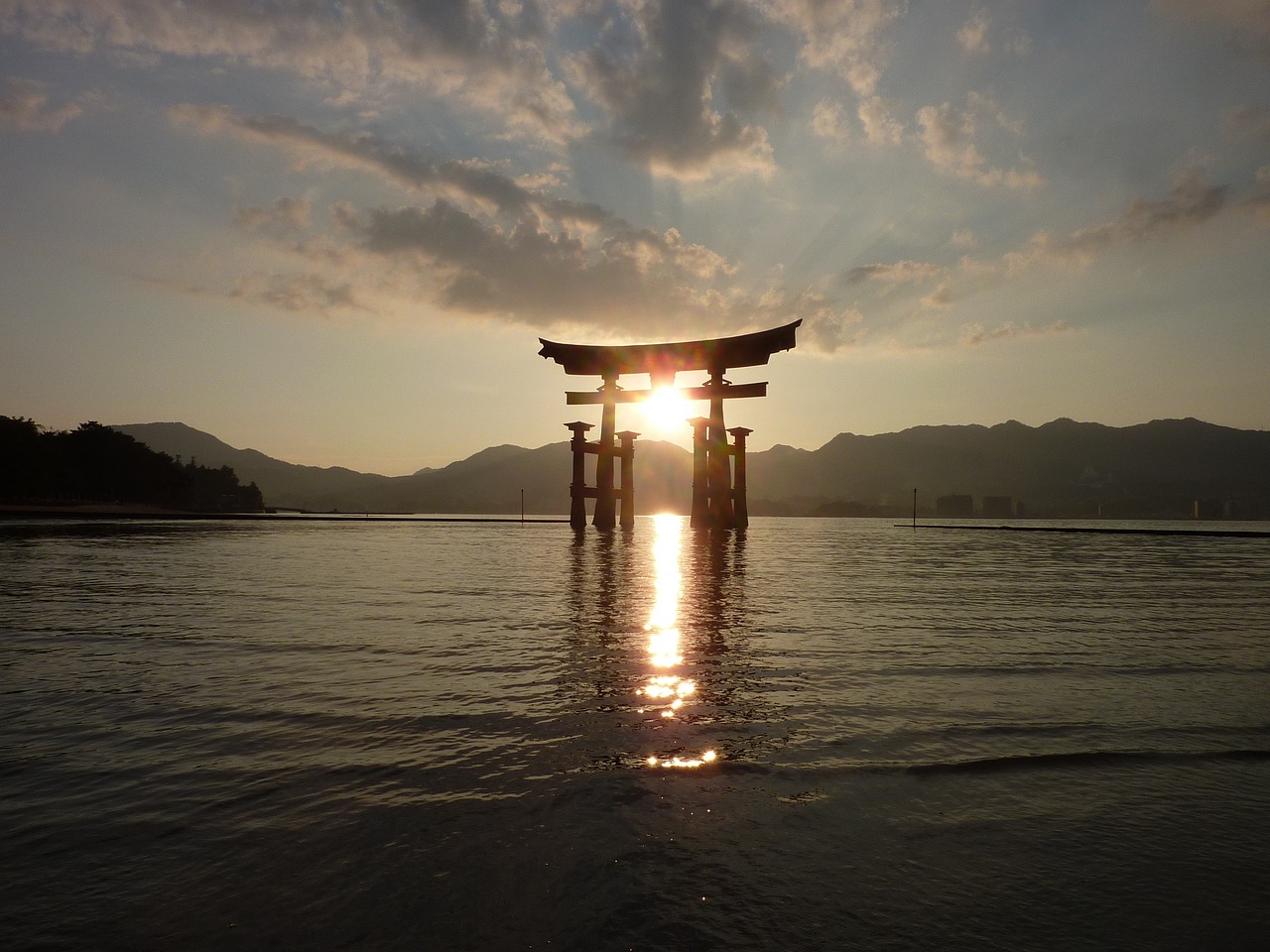 厳島神社の鳥居と太陽