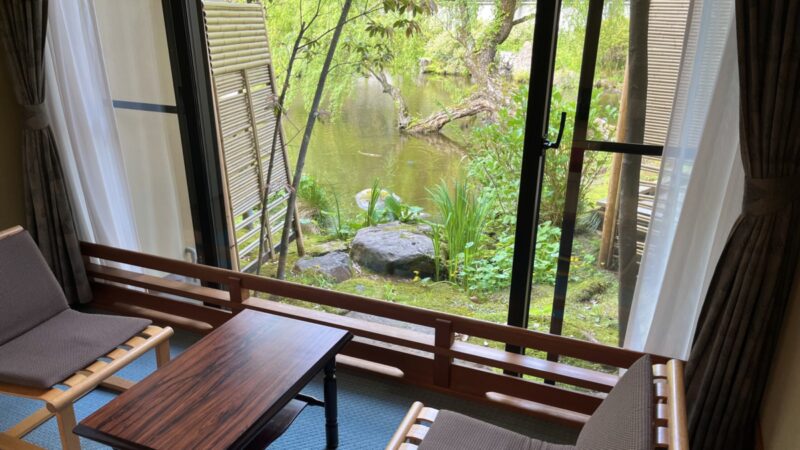 たちばなや離れ「環翠荘」のお部屋から見た日本庭園
