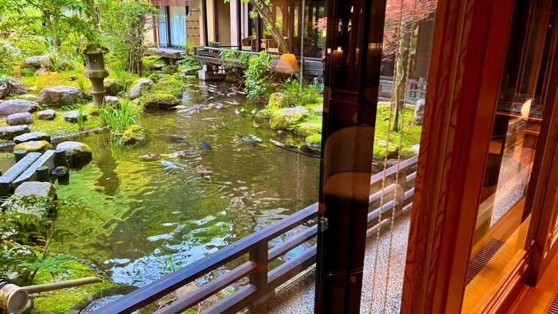 あつみ温泉たちばなやのラウンジから見た日本庭園