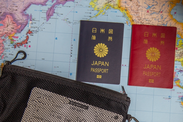 世界地図と日本のパスポート
