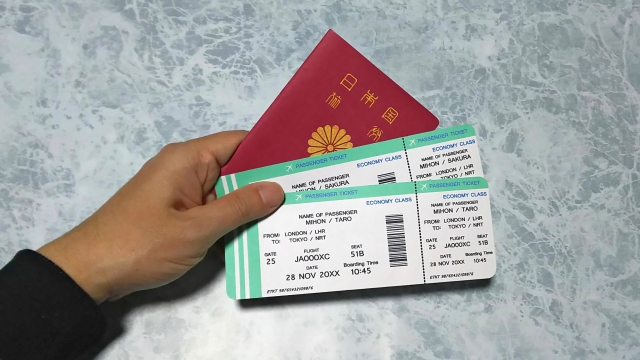 日本のパスポートと航空券