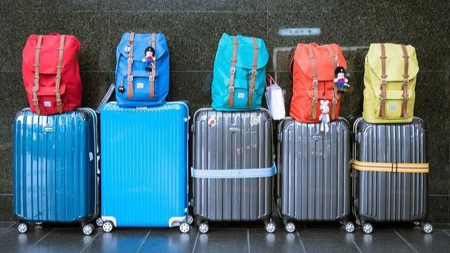 5個のスーツケースとカラフルなバッグ