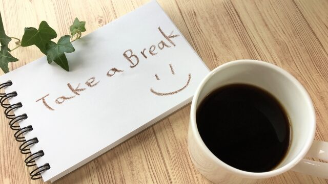 take a breakと書いたノートとコーヒー